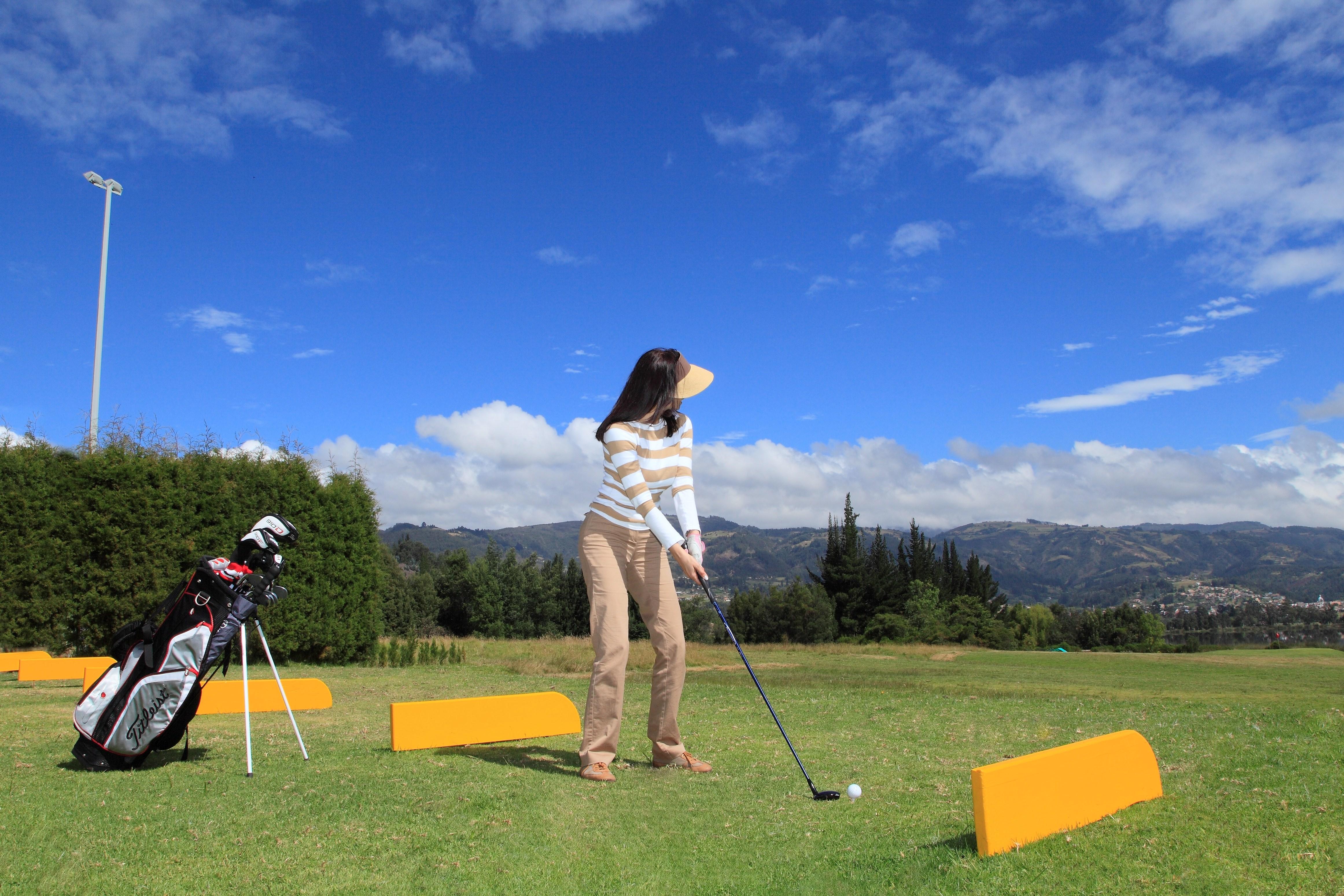 Estelar Paipa Hotel Spa & Y Centro De Convenciones Экстерьер фото A player teeing off on the 1st hole
