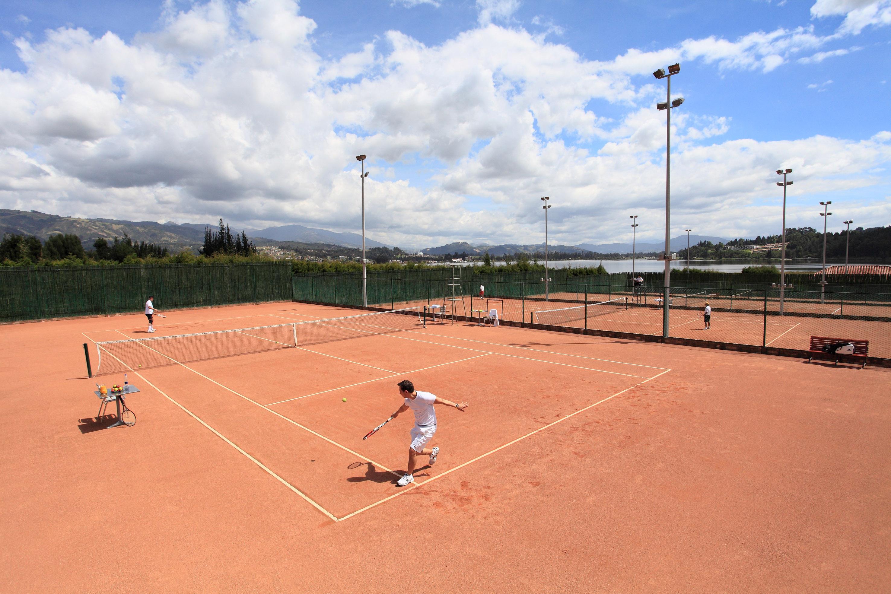 Estelar Paipa Hotel Spa & Y Centro De Convenciones Экстерьер фото Tennis courts at the Academy