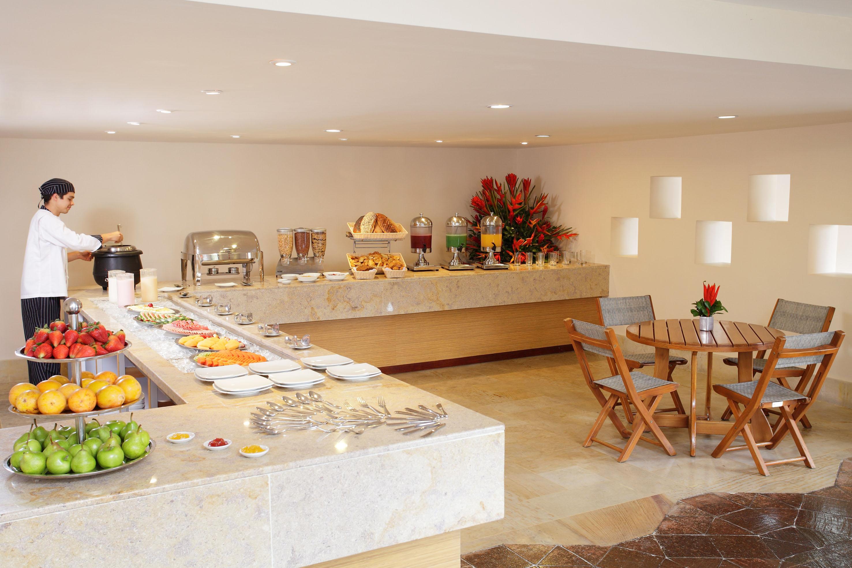 Estelar Paipa Hotel Spa & Y Centro De Convenciones Экстерьер фото A buffet at a hotel