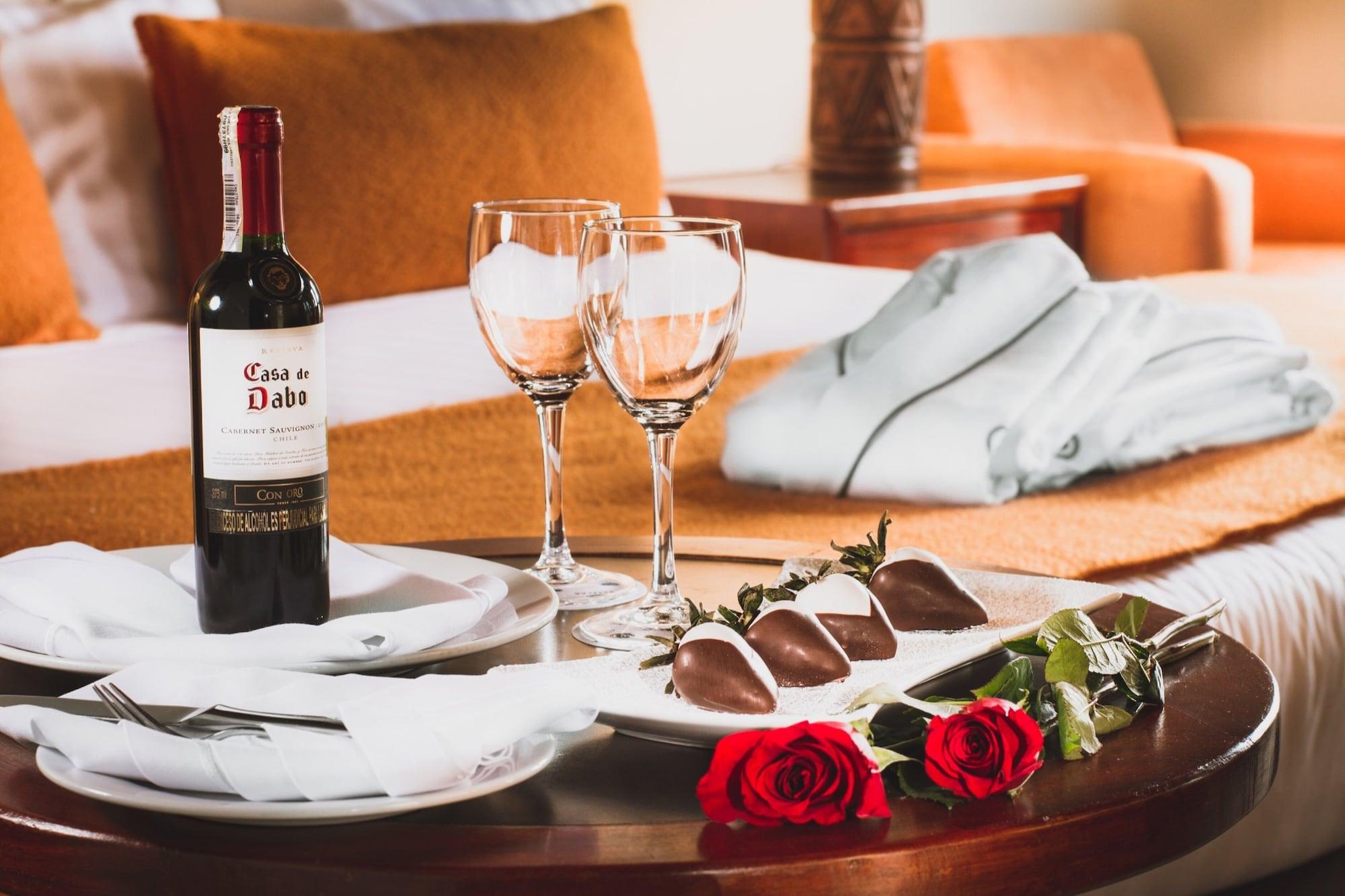 Estelar Paipa Hotel Spa & Y Centro De Convenciones Экстерьер фото A bottle of wine and two wine glasses