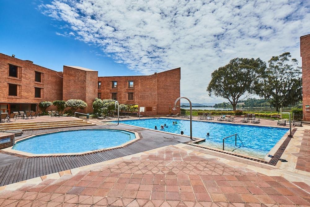 Estelar Paipa Hotel Spa & Y Centro De Convenciones Экстерьер фото The swimming pool at the hotel