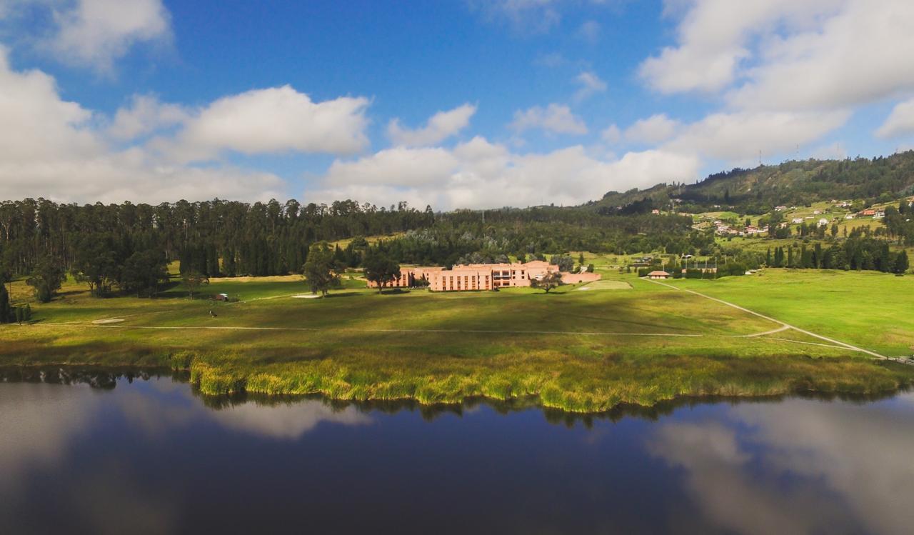 Estelar Paipa Hotel Spa & Y Centro De Convenciones Экстерьер фото The 18th green at the 2015 U.S. Open