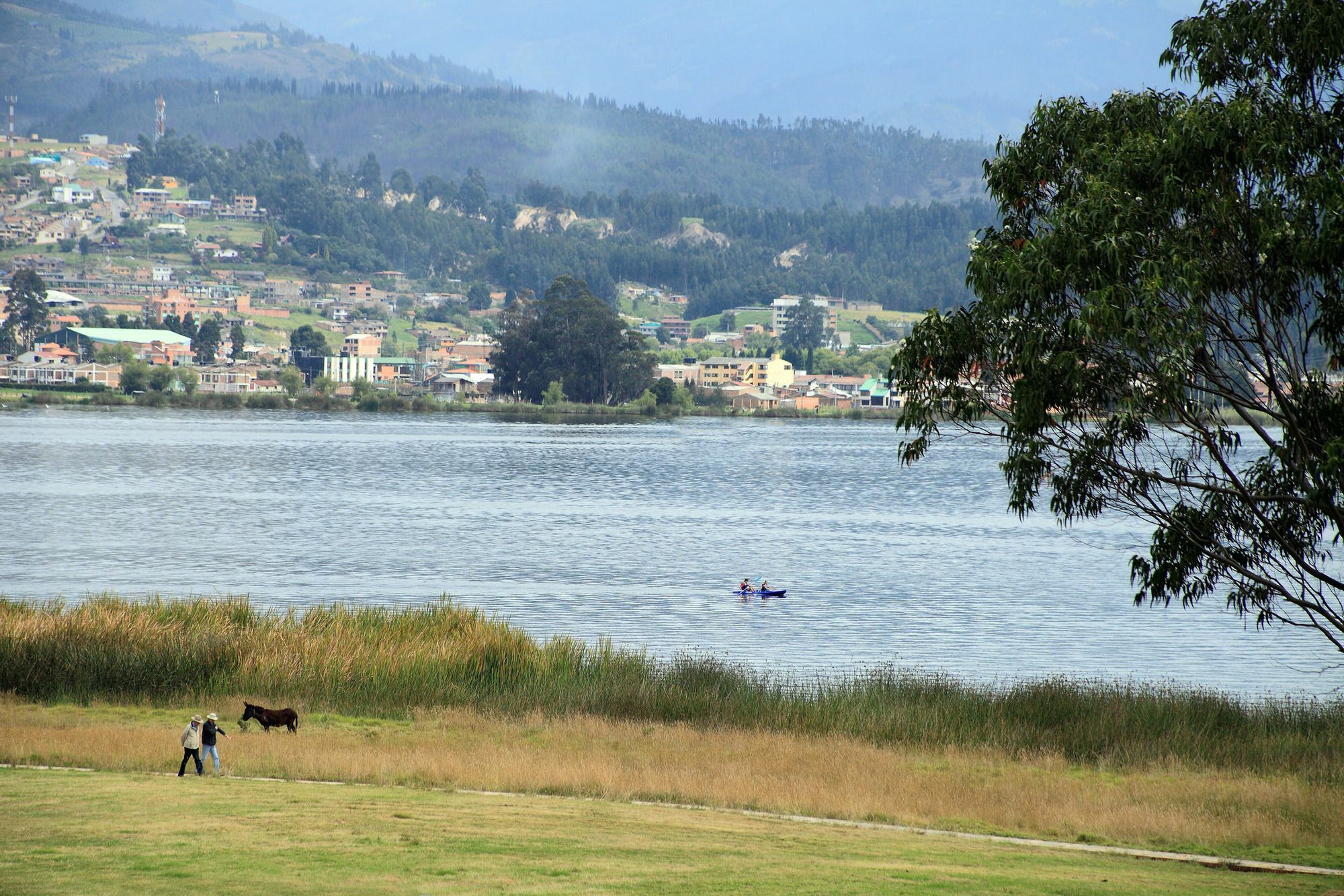 Estelar Paipa Hotel Spa & Y Centro De Convenciones Экстерьер фото View of the town from the lake